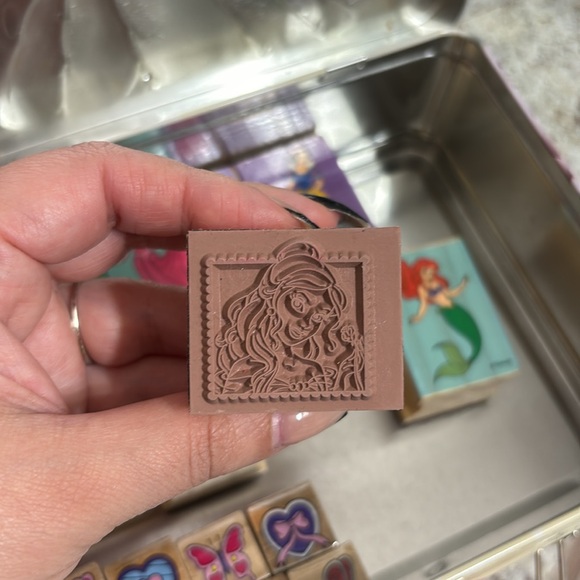 The tin box company, disneys  princess metal tin box with vintage stamps . - Picture 13 of 14